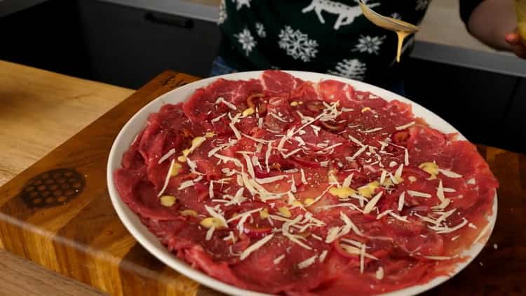 Per preparare il carpaccio di manzo, preparare la mpezia