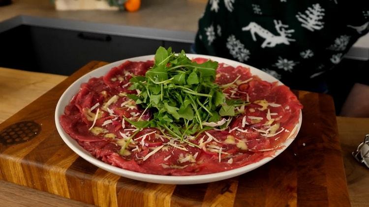 Per preparare il carpaccio di manzo, preparare le verdure