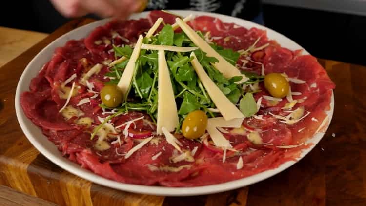 Per preparare il carpaccio di manzo, prepara il formaggio