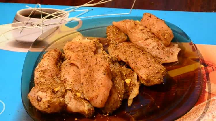 Per preparare il carpaccio di pollo, prepara i fili