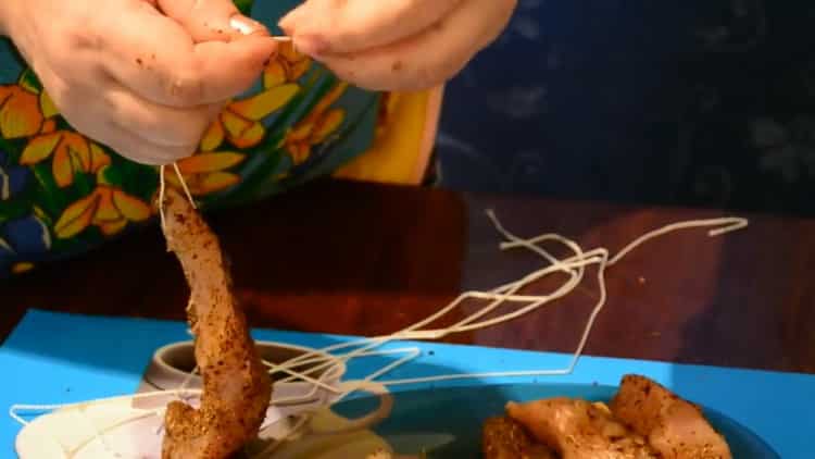 Per preparare il carpaccio di pollo, preparare la carne