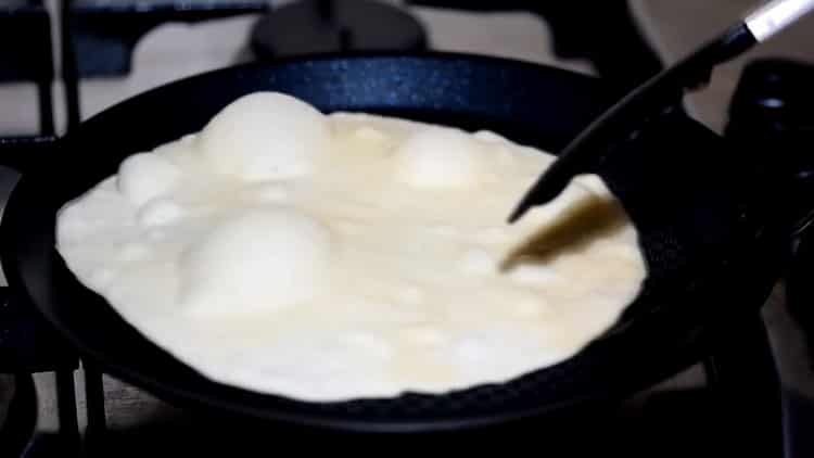 Per preparare la quesadilla di pollo, friggi l'impasto