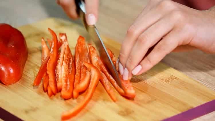 Per preparare quesadillas di pollo, trita il pepe