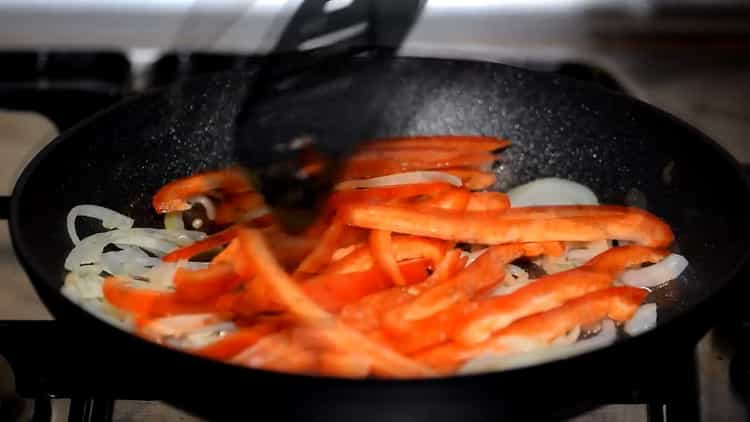 Friggi le verdure per preparare le quesadillas di pollo