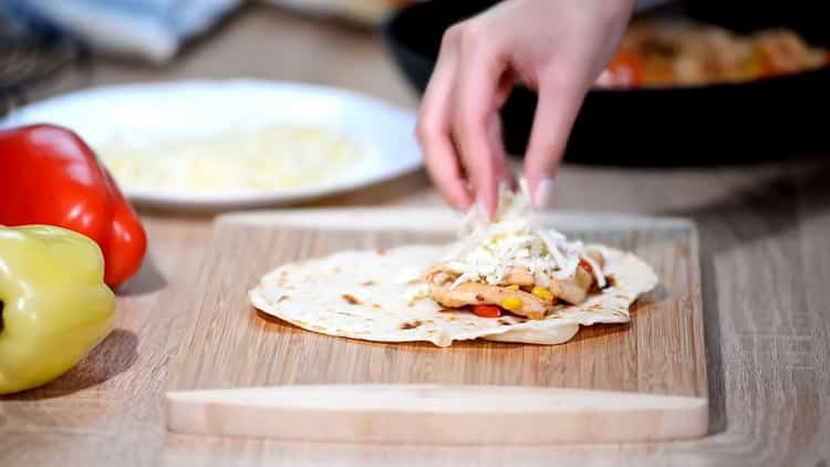 Per preparare quesadillas di pollo, metti il ​​ripieno sulla tortilla