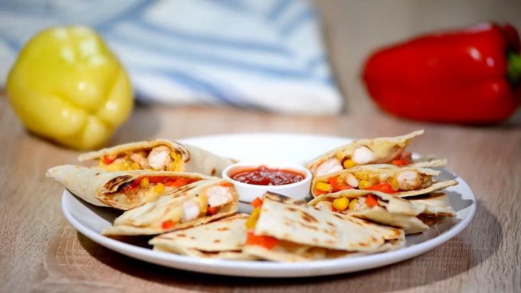 Per preparare le quesadillas di pollo, prepara tutti gli ingredienti