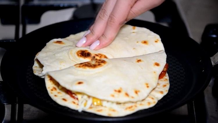 Per preparare la quesadilla di pollo, friggere la tortilla