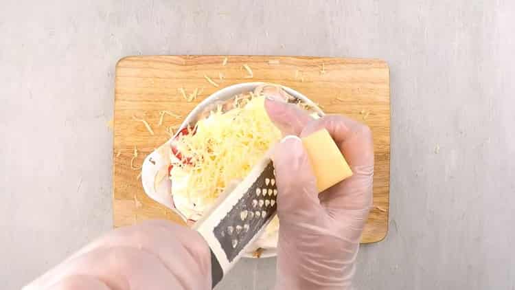 La ricetta del chum salmon sotto una mano di verdure con panna acida con una crosta di formaggio rubicondo