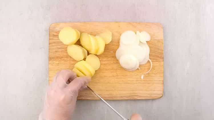 Secondo la ricetta, per preparare il salmone in forno, tagliare le patate