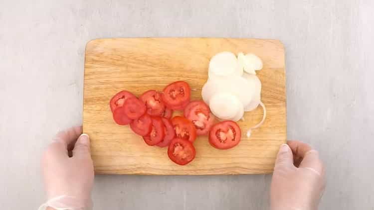 Secondo la ricetta, per cuocere il salmone in forno, tritare i pomodori