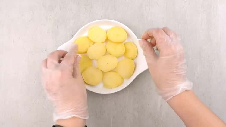 Secondo la ricetta, per preparare il salmone in forno, mettere le patate in uno stampo