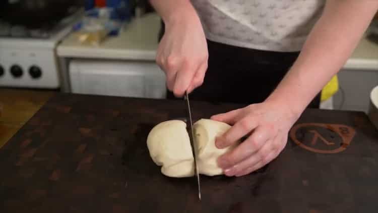 Per fare una pizza classica, dividere l'impasto