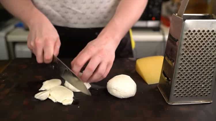 Per fare una pizza classica, tagliare la mozzarella