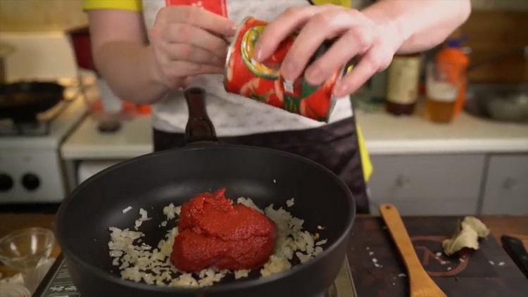 Per fare una pizza classica, prepara un pomodoro