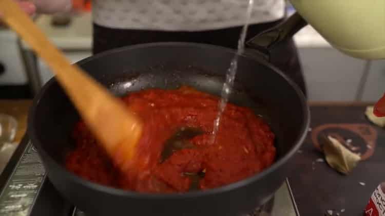 Per fare una pizza classica, aggiungi acqua alla salsa