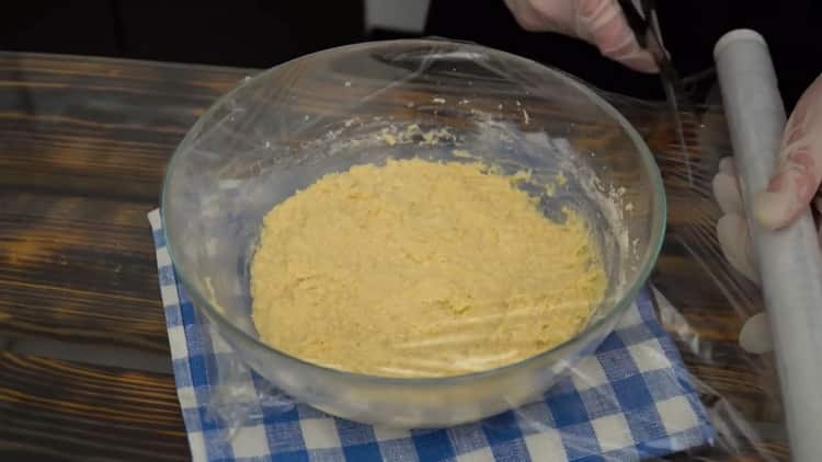 Per preparare i biscotti al cocco, metti gli ingredienti sotto un film