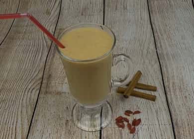 Frullato con banana e kefir secondo una ricetta passo-passo con foto