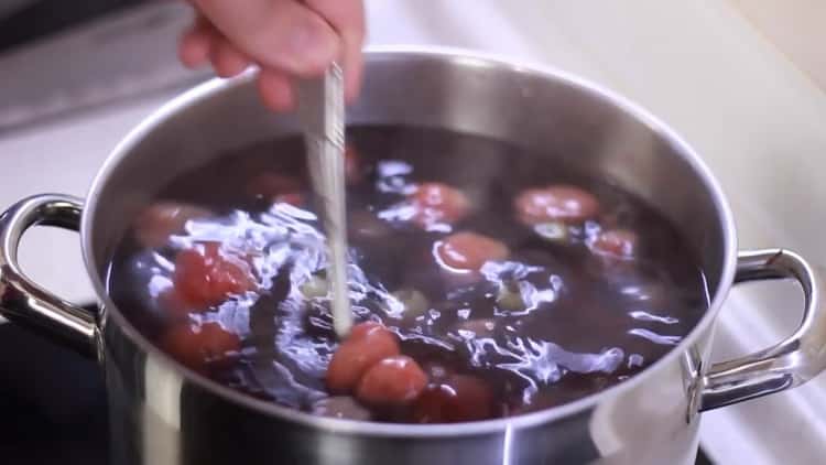 Aggiungi le bacche alla casseruola per fare la composta