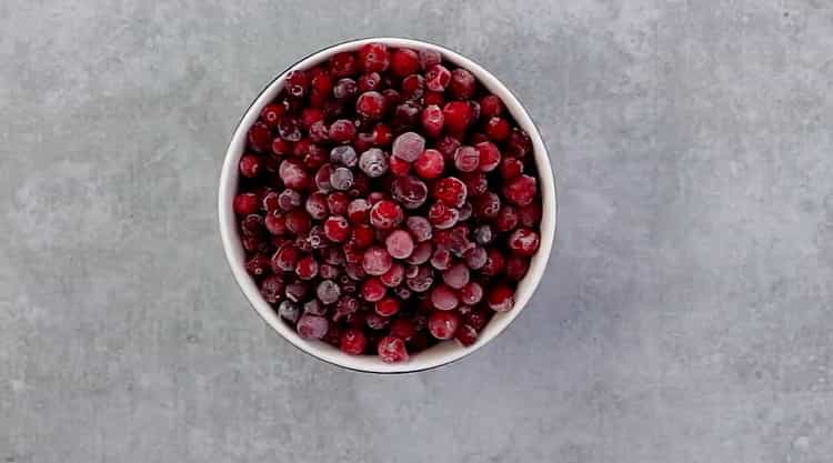 Per preparare una composta di mirtilli rossi, prepara gli ingredienti