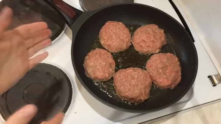 Per cucinare polpette di carne macinata, scalda una padella