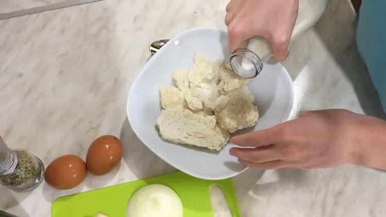 Per preparare polpette di carne macinata, immergere il pane nel latte