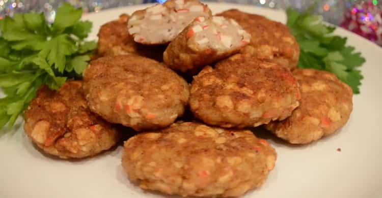 Le deliziose cotolette di bastoncini di granchio sono pronte