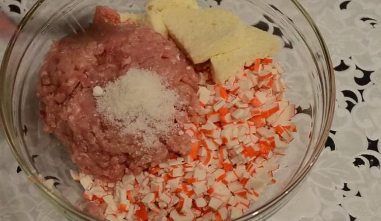 Mescolare la carne macinata per fare cotolette di bastoncini di granchio