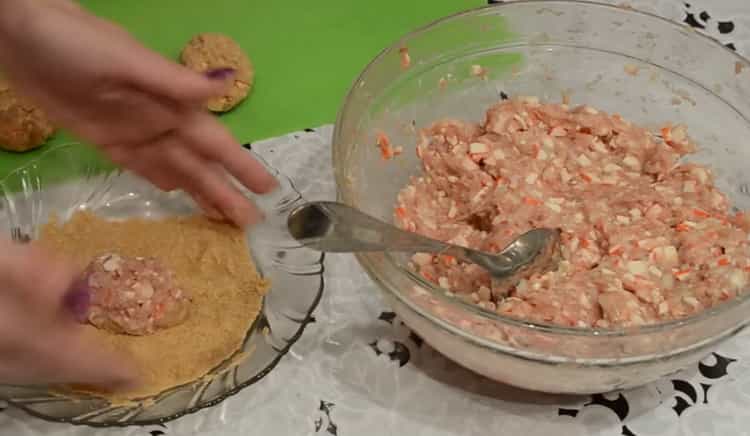 Per preparare le cotolette con bastoncini di granchio, preparare un'impanatura