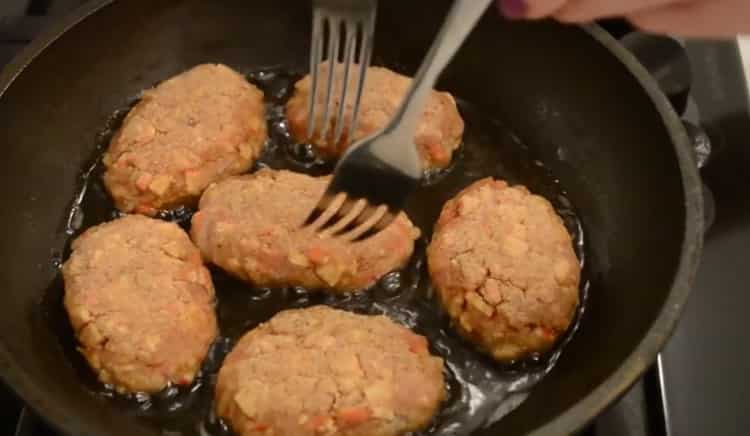 Per preparare le cotolette con bastoncini di granchio, preriscaldare la padella