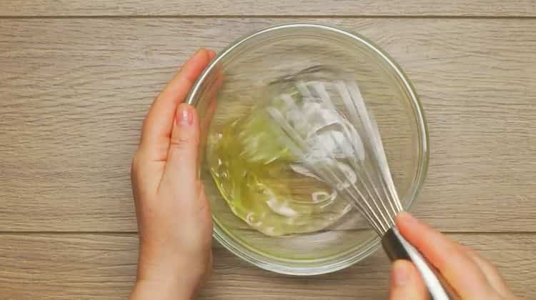 Batti i bianchi per preparare le cotolette al mentolo