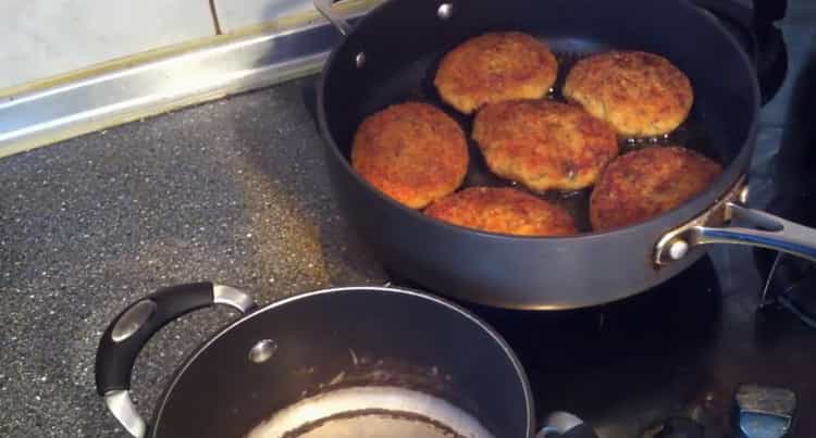 Per preparare le cotolette di pesce, soffriggere la carne macinata