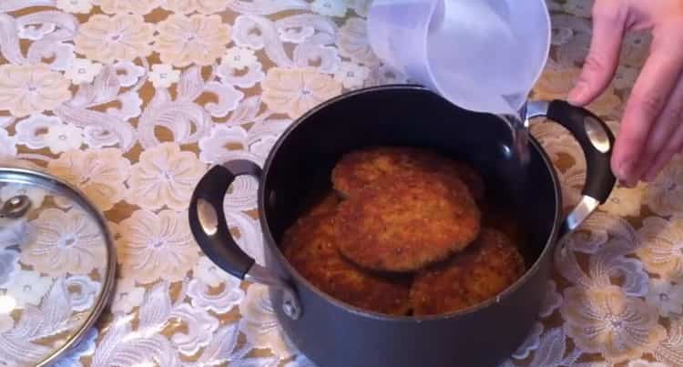 Per fare le cotolette di pesce, metti le polpette in una padella