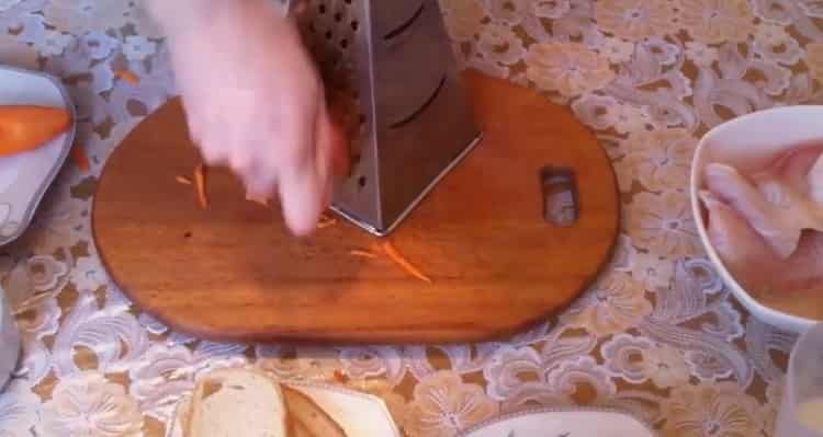 Per preparare le cotolette di pesce, grattugiare le carote