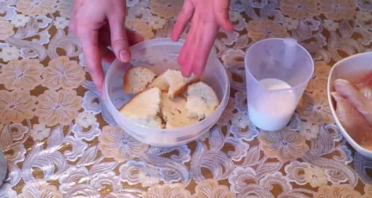 Per fare le cotolette di pesce, immergere il pane