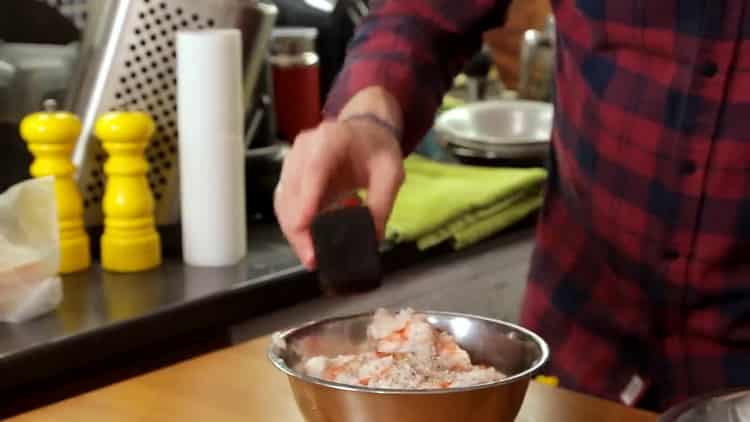 Per preparare le cotolette di luccio, preparare le spezie