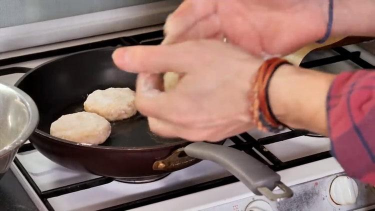 Per cucinare le cotolette di luccio, riscaldare la padella