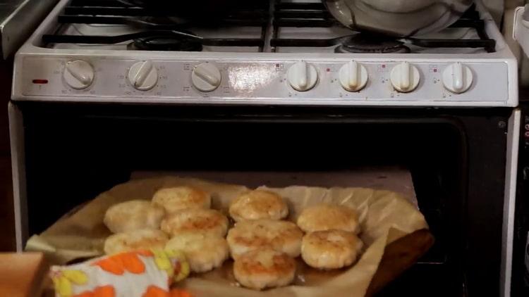 Per cuocere le cotolette di luccio, preriscaldare il forno