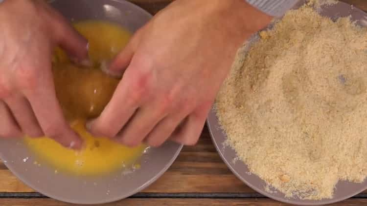 Secondo la ricetta, per la preparazione di cotolette di Kiev, preparare una panatura