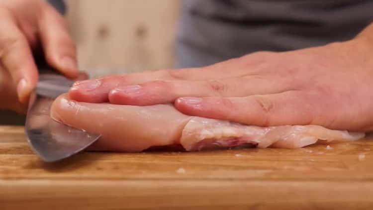 Secondo la ricetta, per cucinare il pollo Kiev tagliare il filetto di pollo