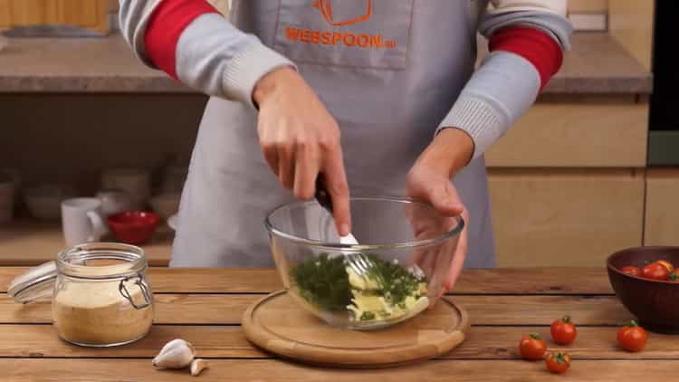 Secondo la ricetta, per la preparazione del pollo Kiev mescolare gli ingredienti per il ripieno