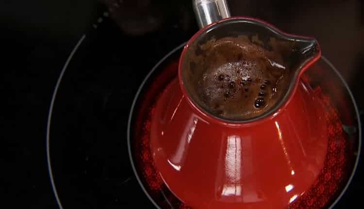 Per preparare il caffè ad est, porta a ebollizione il turco