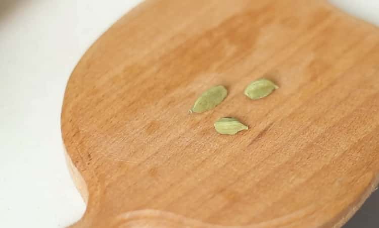 Per preparare il caffè in turco secondo una semplice ricetta, prepara il cardamomo