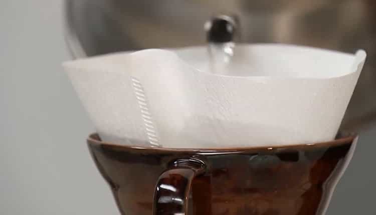 Per preparare il caffè con il cioccolato, preparare gli ingredienti