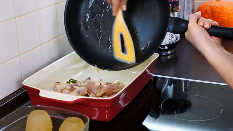 Per cucinare un coniglio nel forno, preparare i piatti