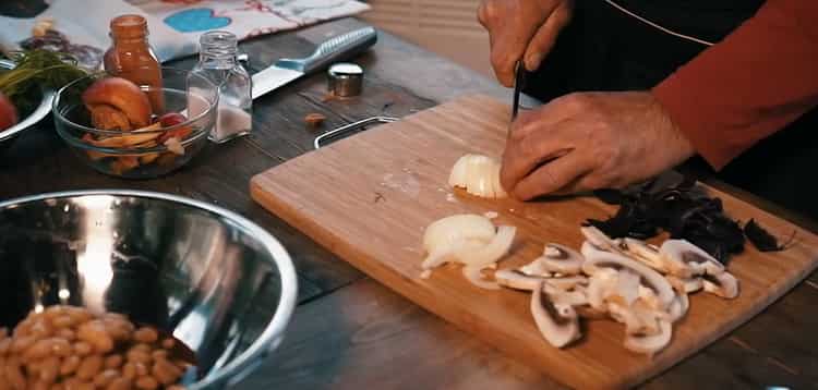 Cucinare l'intero coniglio nel forno. tritare la cipolla