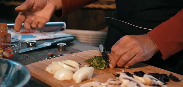 Cucinare l'intero coniglio nel forno. tritare le verdure