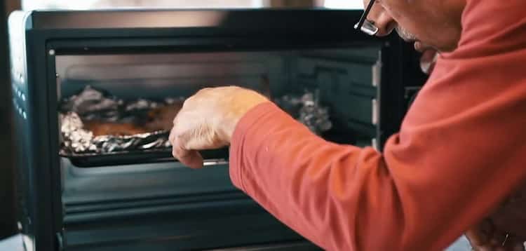 Cucinare l'intero coniglio nel forno. cuocere la carne