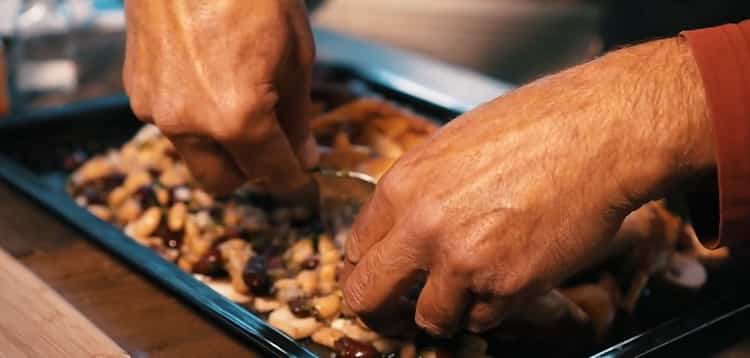 Cucinare l'intero coniglio nel forno. preparare tutti gli ingredienti