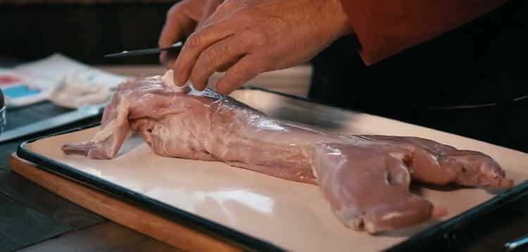 Cucinare l'intero coniglio nel forno. preparare gli ingredienti