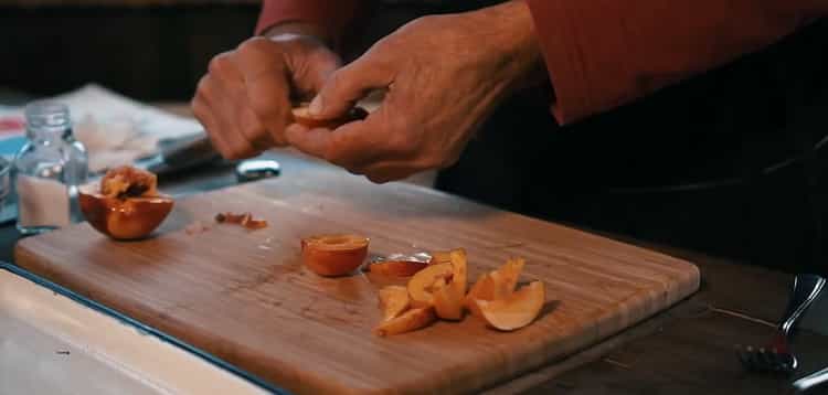 Cucinare l'intero coniglio nel forno. tritare la frutta